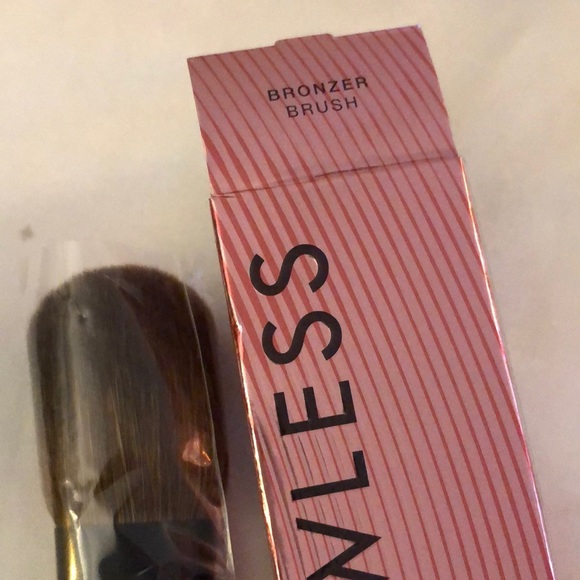 Lawless Summer Skin Bronzer Brush Vegan & Cruelty Free Full Size NIB - Picture 3 of 13